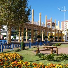 Praça com jardim e estrutura arquitetônica em Campo Bom