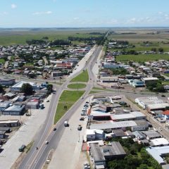 Vista aérea de Capivari do Sul, mostrando um cruzamento com casas e áreas verdes ao redor